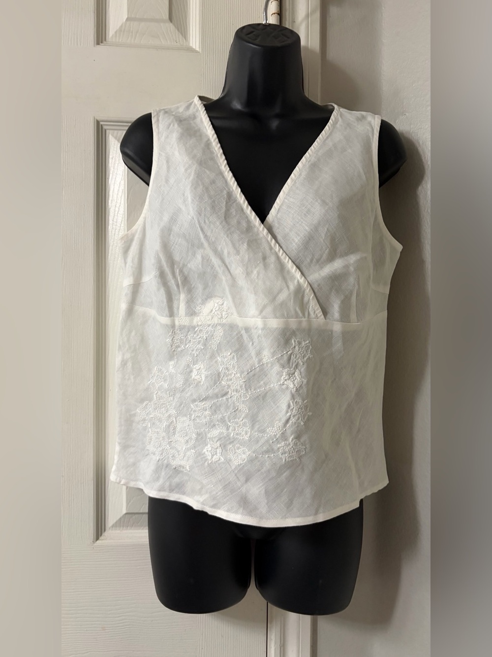 Edward 100% Irish Linen Woman’s Sleeveless Shirt with embroidered detail Size M